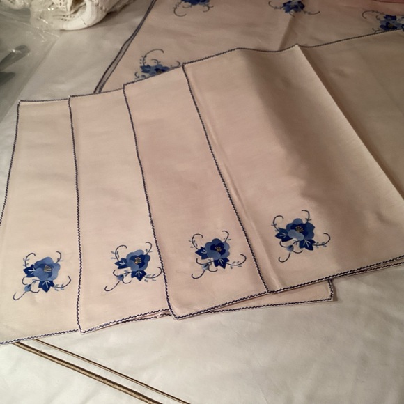 Other - Elegant Vintage Blue Floral appliquéd Table Napkins & Placemats Set of 8 total